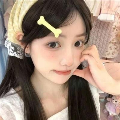 她的微笑像颗糖